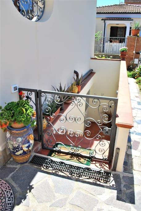 Sunny Courtyard Apartment Piombino Luaran gambar