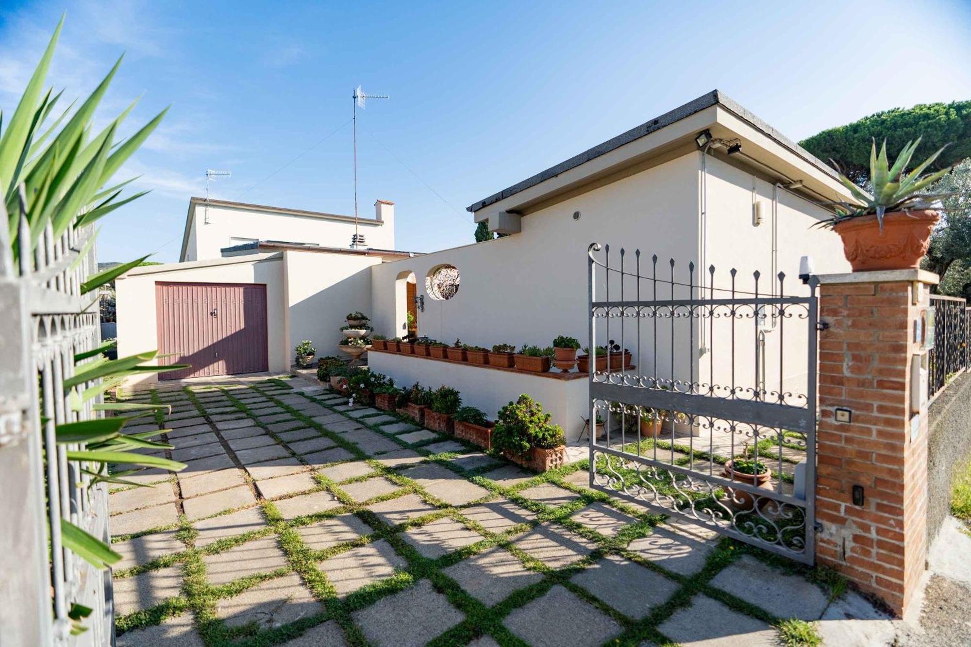 Sunny Courtyard Apartment Piombino Luaran gambar