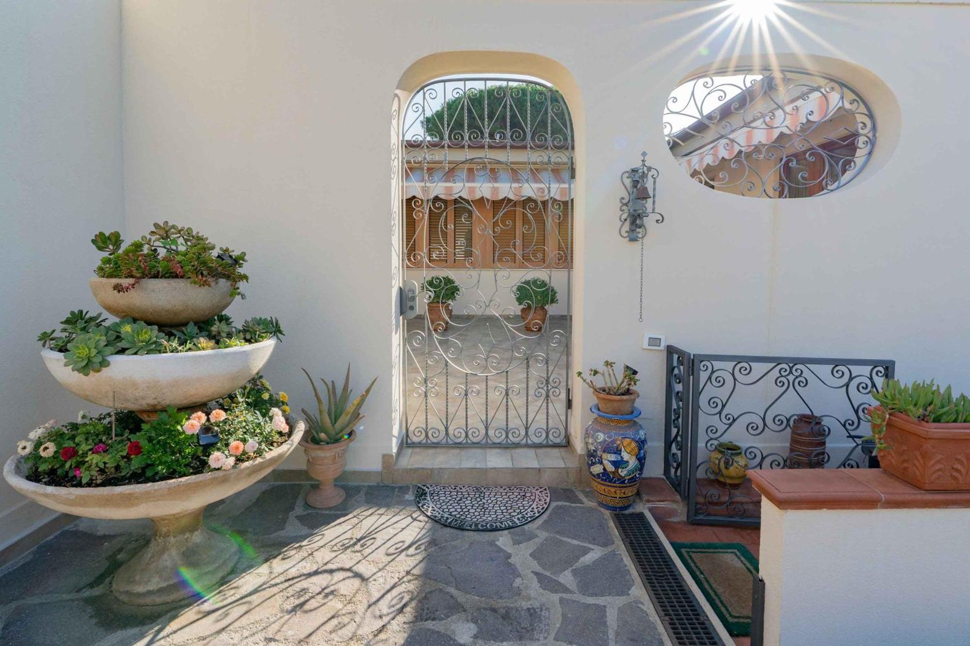 Sunny Courtyard Apartment Piombino Luaran gambar