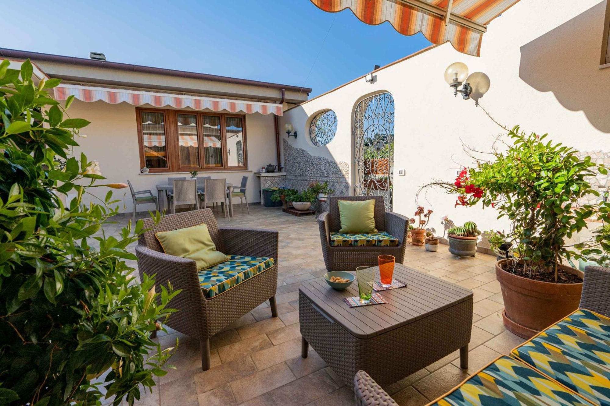 Sunny Courtyard Apartment Piombino Luaran gambar